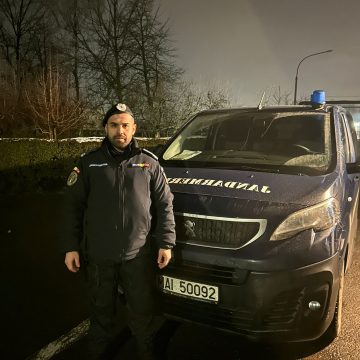 GEST CIVIC: Prim-ajutor acordat de un jandarm unui bărbat accidentat de o mașină GEST CIVIC: Prim-ajutor acordat de un jandarm unui bărbat accidentat de o mașină