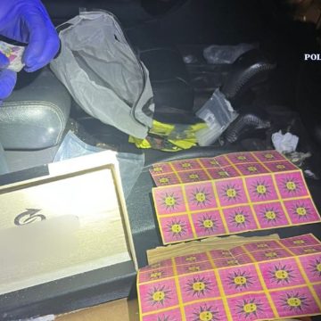 IPJ: Percheziții într-un dosar de trafic de droguri de mare risc. O persoană a fost arestată