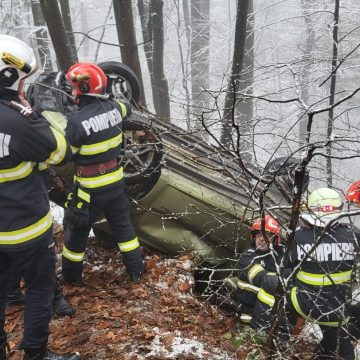 ISU: O mașină în care se aflau o femeie și doi copii s-a răsturnat în zona barajului Firiza ISU: O mașină în care se aflau o femeie și doi copii s-a răsturnat în zona barajului Firiza