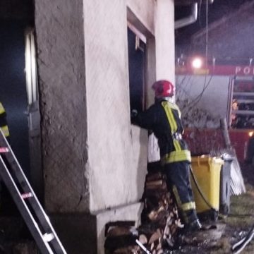ISU: Bărbat găsit carbonizat într-o casă care a luat foc ISU: Bărbat găsit carbonizat într-o casă care a luat foc