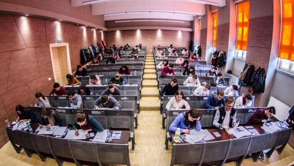 INSPECTORATUL ȘCOLAR MARAMUREȘ: Examen de simulare la medicină