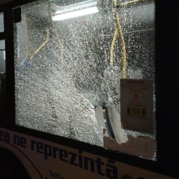 BAIA MARE: Bărbat care a vandalizat un autobuz, prins de polițiștii locali după o urmărire printre blocuri și prin cimitir BAIA MARE: Bărbat care a vandalizat un autobuz, prins de polițiștii locali după o urmărire printre blocuri și prin cimitir