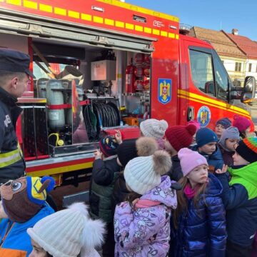 BAIA MARE: Copii la întâlnire cu salvatorii, de ziua numărului de urgență 112 BAIA MARE: Copii la întâlnire cu salvatorii, de ziua numărului de urgență 112