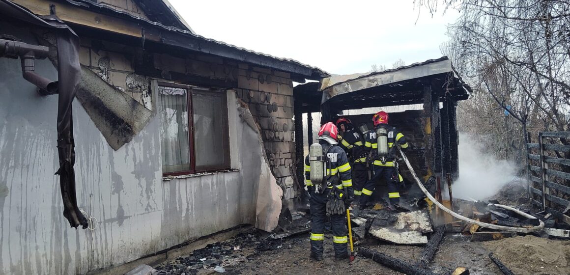 BAIA MARE: Acoperiș cuprins de flăcări
