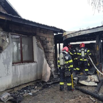 BAIA MARE: Acoperiș cuprins de flăcări