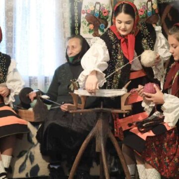 ȘEZĂTOARE: La Mărie păste vale ȘEZĂTOARE: La Mărie păste vale