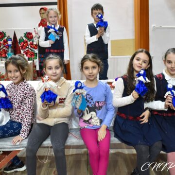 TÂRGU LĂPUȘ: Atelier de confecționat păpuși din coceni de porumb TÂRGU LĂPUȘ: Atelier de confecționat păpuși din coceni de porumb