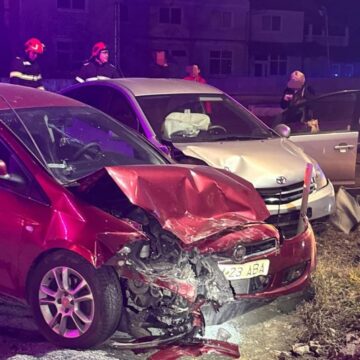ISU: Șapte persoane au ajuns la spital în urma ciocnirii a două mașini
