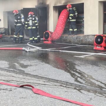 TĂUȚII MĂGHERĂUȘ: Incendiu în clădirea unui operator economic. 20 de oameni au fost evacuați