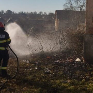ISU: 11 incendii de vegetație uscată în ultimele ore în Maramureș, au fost afectate 70 de hectare