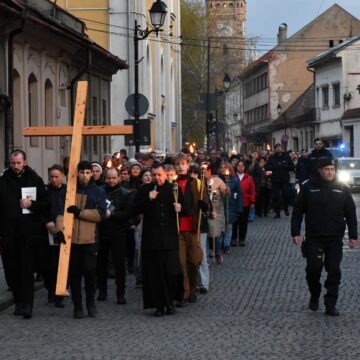 BISERICA ROMANO CATOLICĂ SFÂNTA TREIME: Sute de băimăreni au participat la procesiunea ”Calea Crucii” BISERICA ROMANO CATOLICĂ SFÂNTA TREIME: Sute de băimăreni au participat la procesiunea ”Calea Crucii”