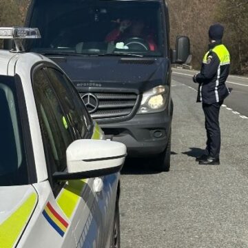 ACȚIUNE TIP BLOCADA: 65 de persoane legitimate, 60 de autovehicule controlate și 20 de amenzi date ACȚIUNE TIP BLOCADA: 65 de persoane legitimate, 60 de autovehicule controlate și 20 de amenzi date
