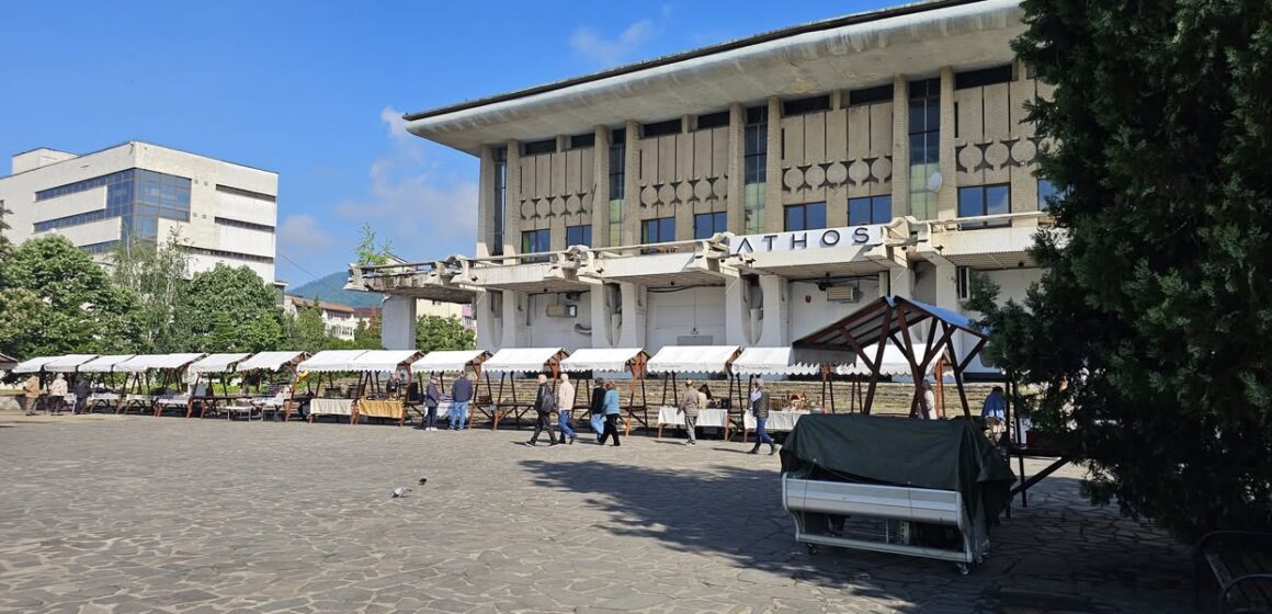BAIA MARE: Producătorii locali s-au mutat din Piața Revoluției în fața Casei de Cultură