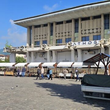 BAIA MARE: Producătorii locali s-au mutat din Piața Revoluției în fața Casei de Cultură BAIA MARE: Producătorii locali s-au mutat din Piața Revoluției în fața Casei de Cultură