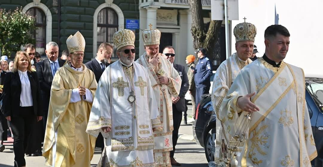 SIGHETU MARMAȚIEI: Sute de oameni, participanți la pelerinajul anual de la Cimitirul Săracilor