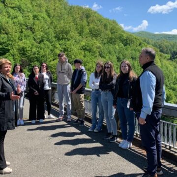STRÂMTORI-FIRIZA: Studenți și profesori de la Centrul Universitar Nord din Baia Mare STRÂMTORI-FIRIZA: Studenți și profesori de la Centrul Universitar Nord din Baia Mare