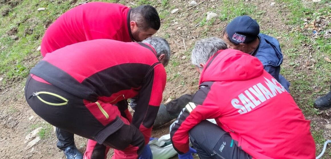 SALVAMONT: Borșean accidentat, salvat dintr-o zonă cu acces dificil