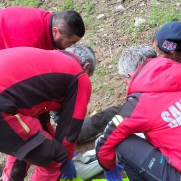 SALVAMONT: Borșean accidentat, salvat dintr-o zonă cu acces dificil SALVAMONT: Borșean accidentat, salvat dintr-o zonă cu acces dificil