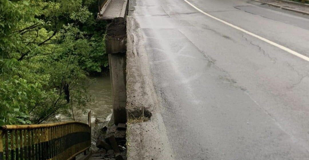 BAIA MARE: Porțiune de pod peste Săsar surpată. Traficul e deviat