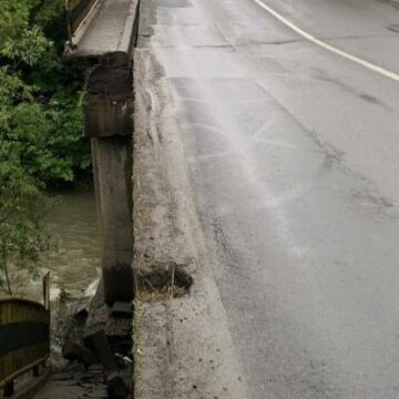 BAIA MARE: Porțiune de pod peste Săsar surpată. Traficul e deviat BAIA MARE: Porțiune de pod peste Săsar surpată. Traficul e deviat