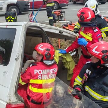 EXERCIȚIU ISU: Simulare a unui accident între o autocisternă și un microbuz de transport elevi EXERCIȚIU ISU: Simulare a unui accident între o autocisternă și un microbuz de transport elevi
