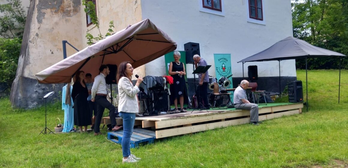 ZAHORÁNSZKI BRIGITTA: Bătaia cocoșului – Una dintre tradițiile populare de Rusalii la Coștui ZAHORÁNSZKI BRIGITTA: Bătaia cocoșului – Una dintre tradițiile populare de Rusalii la Coștui