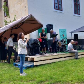 ZAHORÁNSZKI BRIGITTA: Bătaia cocoșului – Una dintre tradițiile populare de Rusalii la Coștui ZAHORÁNSZKI BRIGITTA: Bătaia cocoșului – Una dintre tradițiile populare de Rusalii la Coștui