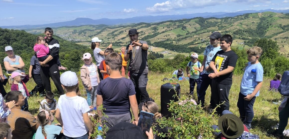 PE CĂRĂRILE COPILĂRIEI – O drumeție palpitantă alături de jandarmi PE CĂRĂRILE COPILĂRIEI – O drumeție palpitantă alături de jandarmi