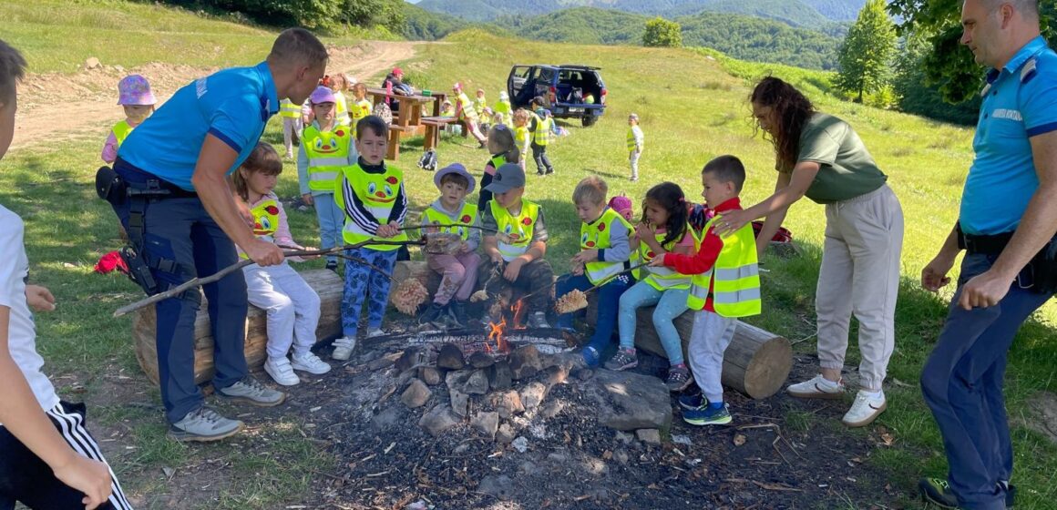 O AVENTURĂ ÎN NATURĂ în ultima zi de grădiniță alături de jandarmii montani în Cavnic