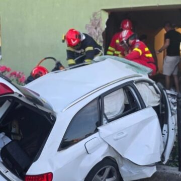 DRAMĂ ÎN CĂTĂLINA: Un tânăr a murit după ce s-a lovit cu mașina de o casă DRAMĂ ÎN CĂTĂLINA: Un tânăr a murit după ce s-a lovit cu mașina de o casă