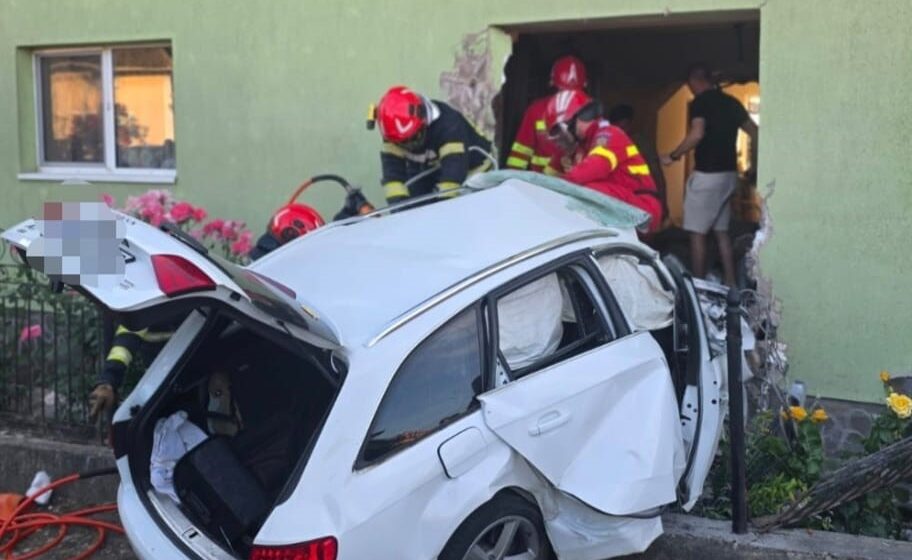 DRAMĂ ÎN CĂTĂLINA: Un tânăr a murit după ce s-a lovit cu mașina de o casă DRAMĂ ÎN CĂTĂLINA: Un tânăr a murit după ce s-a lovit cu mașina de o casă