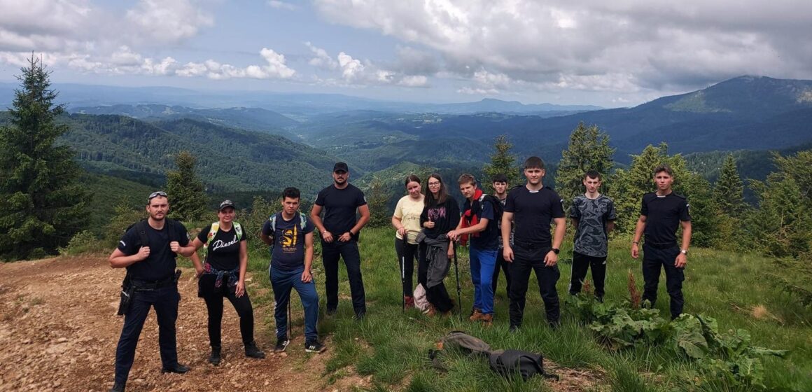 TÂRGU LĂPUȘ: Elevi în drumeție alături de jandarmii montani