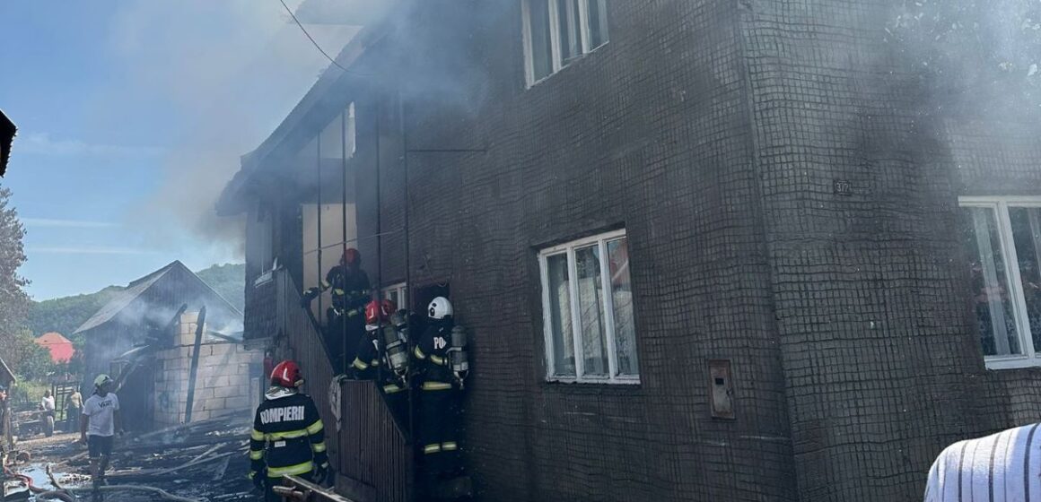 LĂPUȘ: Incendiu de amploare, la două case și o anexă LĂPUȘ: Incendiu de amploare, la două case și o anexă