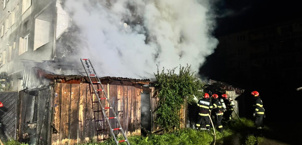 INCENDIU ÎN SIGHET: Aproape 100 de oameni au fost evacuați dintr-un bloc