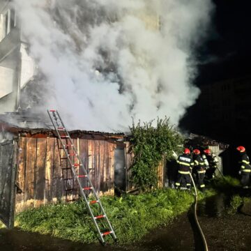 INCENDIU ÎN SIGHET: Aproape 100 de oameni au fost evacuați dintr-un bloc INCENDIU ÎN SIGHET: Aproape 100 de oameni au fost evacuați dintr-un bloc