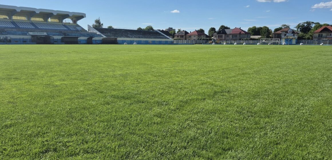 SIGHETU MARMAȚIEI: Terenul de fotbal de pe stadionul „Solovan” a fost supus unui proces de regenerare SIGHETU MARMAȚIEI: Terenul de fotbal de pe stadionul „Solovan” a fost supus unui proces de regenerare
