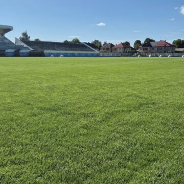SIGHETU MARMAȚIEI: Terenul de fotbal de pe stadionul „Solovan” a fost supus unui proces de regenerare SIGHETU MARMAȚIEI: Terenul de fotbal de pe stadionul „Solovan” a fost supus unui proces de regenerare