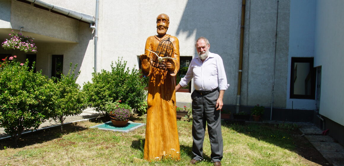 VIDEO: S-a sfințit statuia Sfântului Padre Pio în grădina Bisericii romano-catolică Sfântul Iosif din Baia Mare