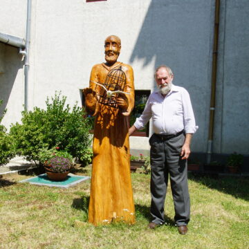 VIDEO: S-a sfințit statuia Sfântului Padre Pio în grădina Bisericii romano-catolică Sfântul Iosif din Baia Mare VIDEO: S-a sfințit statuia Sfântului Padre Pio în grădina Bisericii romano-catolică Sfântul Iosif din Baia Mare