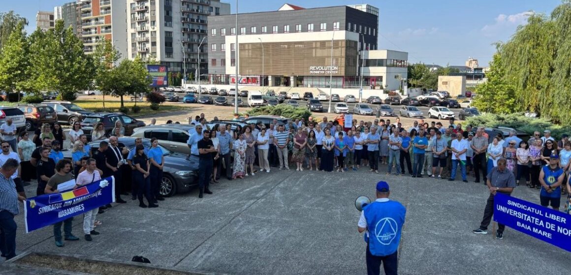 VIDEO: Protest în fața Prefecturii față de măsurile de austeritate impuse de Guvern VIDEO: Protest în fața Prefecturii față de măsurile de austeritate impuse de Guvern