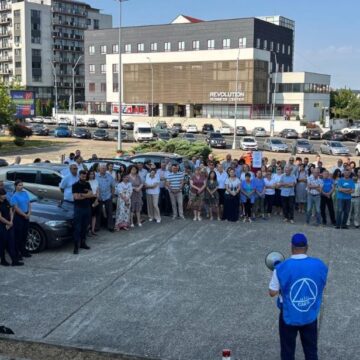 VIDEO: Protest în fața Prefecturii față de măsurile de austeritate impuse de Guvern VIDEO: Protest în fața Prefecturii față de măsurile de austeritate impuse de Guvern