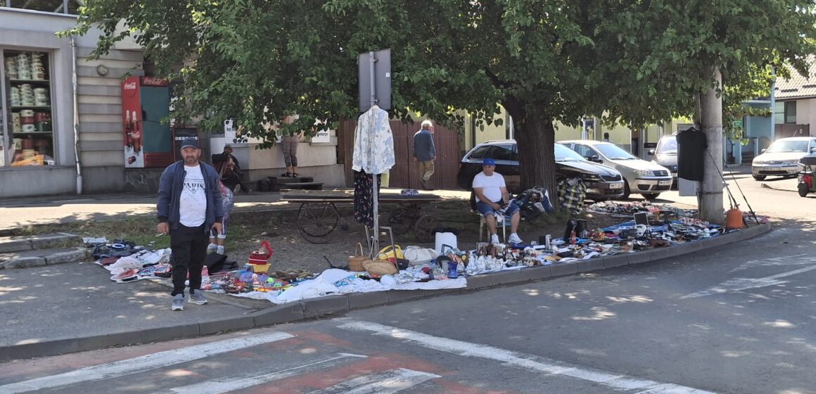 IMAGINE DEPLORABILĂ: Comerț cu vechituri în stradă, în condiții insalubre în zona istorică a orașului, în vecinătatea unui obiectiv istoric IMAGINE DEPLORABILĂ: Comerț cu vechituri în stradă, în condiții insalubre în zona istorică a orașului, în vecinătatea unui obiectiv istoric