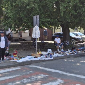 IMAGINE DEPLORABILĂ: Comerț cu vechituri în stradă, în condiții insalubre în zona istorică a orașului, în vecinătatea unui obiectiv istoric