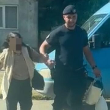 POVESTE CU FINAL FERICIT: Bunică de 80 de ani rătăcită, condusă acasă de către jandarmi
