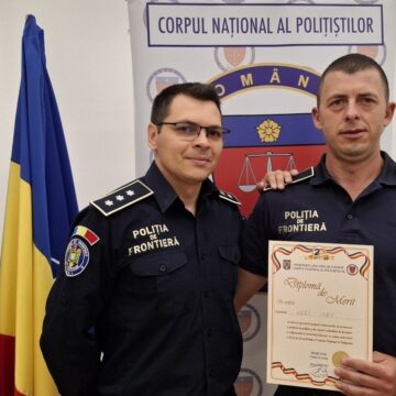 RECUNOȘTINȚĂ: Diplomă de Merit agentului principal de poliție Ioan Hera, din cadrul Sectorului Poliției de Frontieră Poienile de sub Munte RECUNOȘTINȚĂ: Diplomă de Merit agentului principal de poliție Ioan Hera, din cadrul Sectorului Poliției de Frontieră Poienile de sub Munte