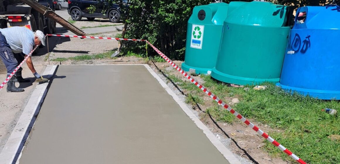 SIGHETU MARMAȚIEI: Au început lucrările de amenajare a platformelor betonate pentru  insulele ecologice