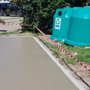 SIGHETU MARMAȚIEI: Au început lucrările de amenajare a platformelor betonate pentru  insulele ecologice