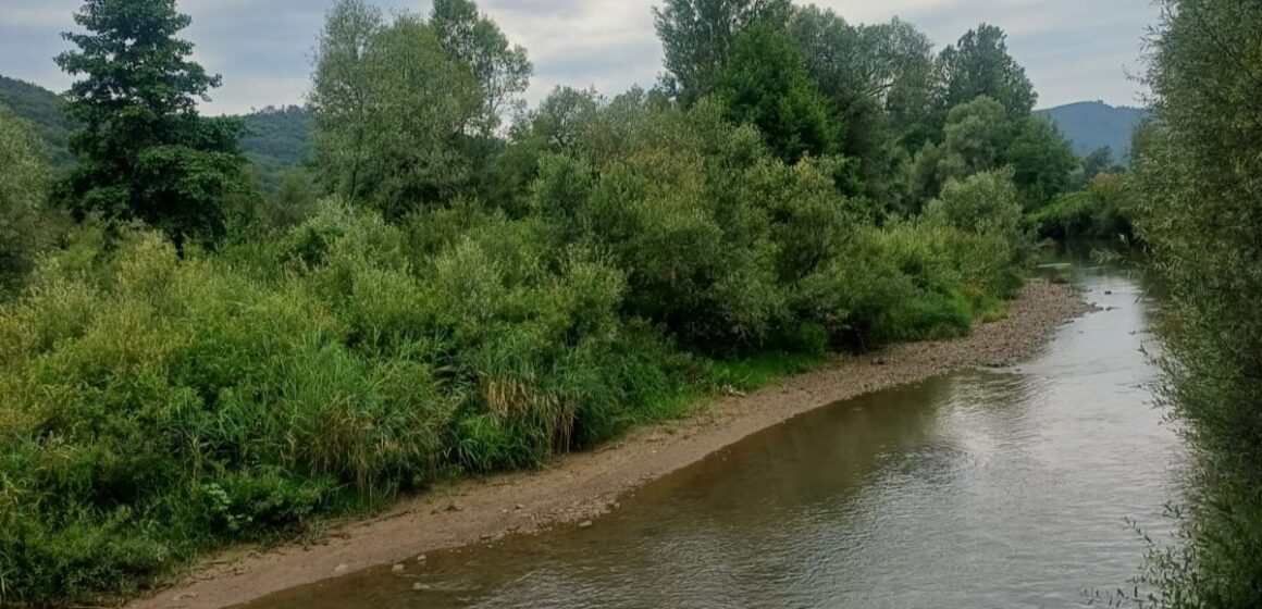 FINALIZARE lucrări de decolmatare și reprofilare a albiei râului Lăpuș, în localitatea Răzoare