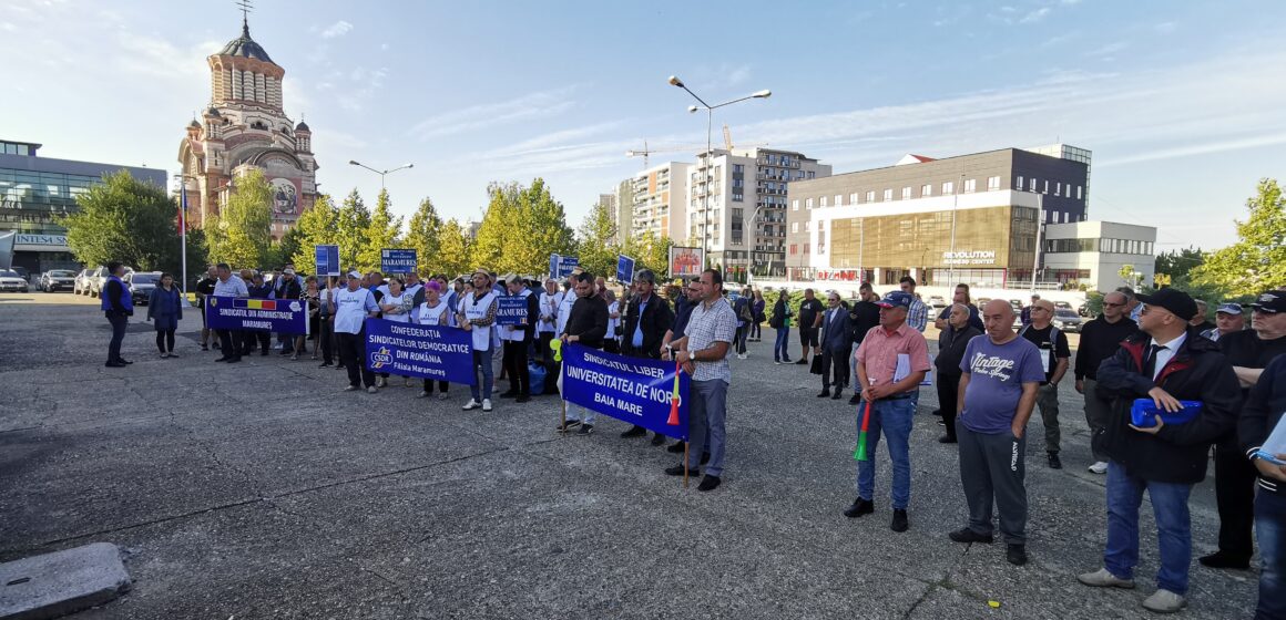 VIDEO: Reprezentații confederațiilor sindicale din județul Maramureș au pichetat din nou în fața Prefecturii