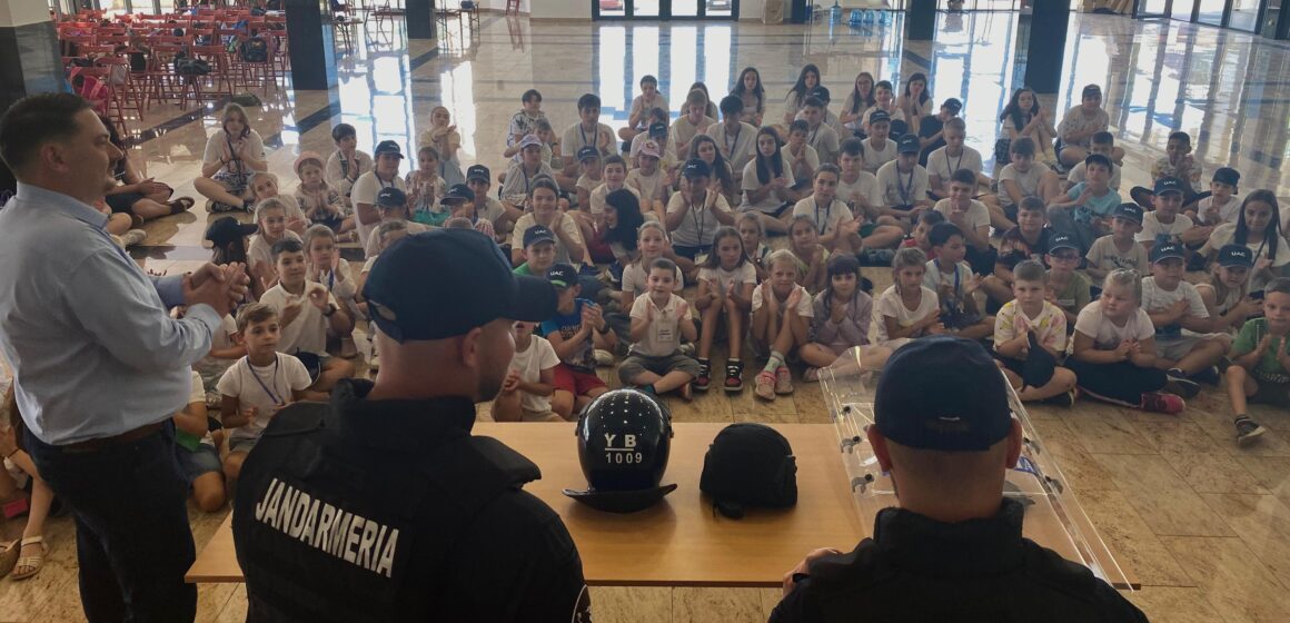 VACANȚĂ ÎN SIGURANȚĂ: Peste 2500 de copii și tineri s-au bucurat de activitățile organizate de jandarmi în taberele de vacanță, în luna iulie